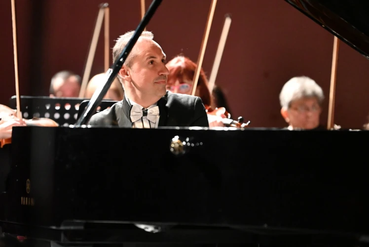 Русенската филхармония, маестро Емил Табаков и пианистът Симон Трпчески откриха "Мартенски музикални дни"